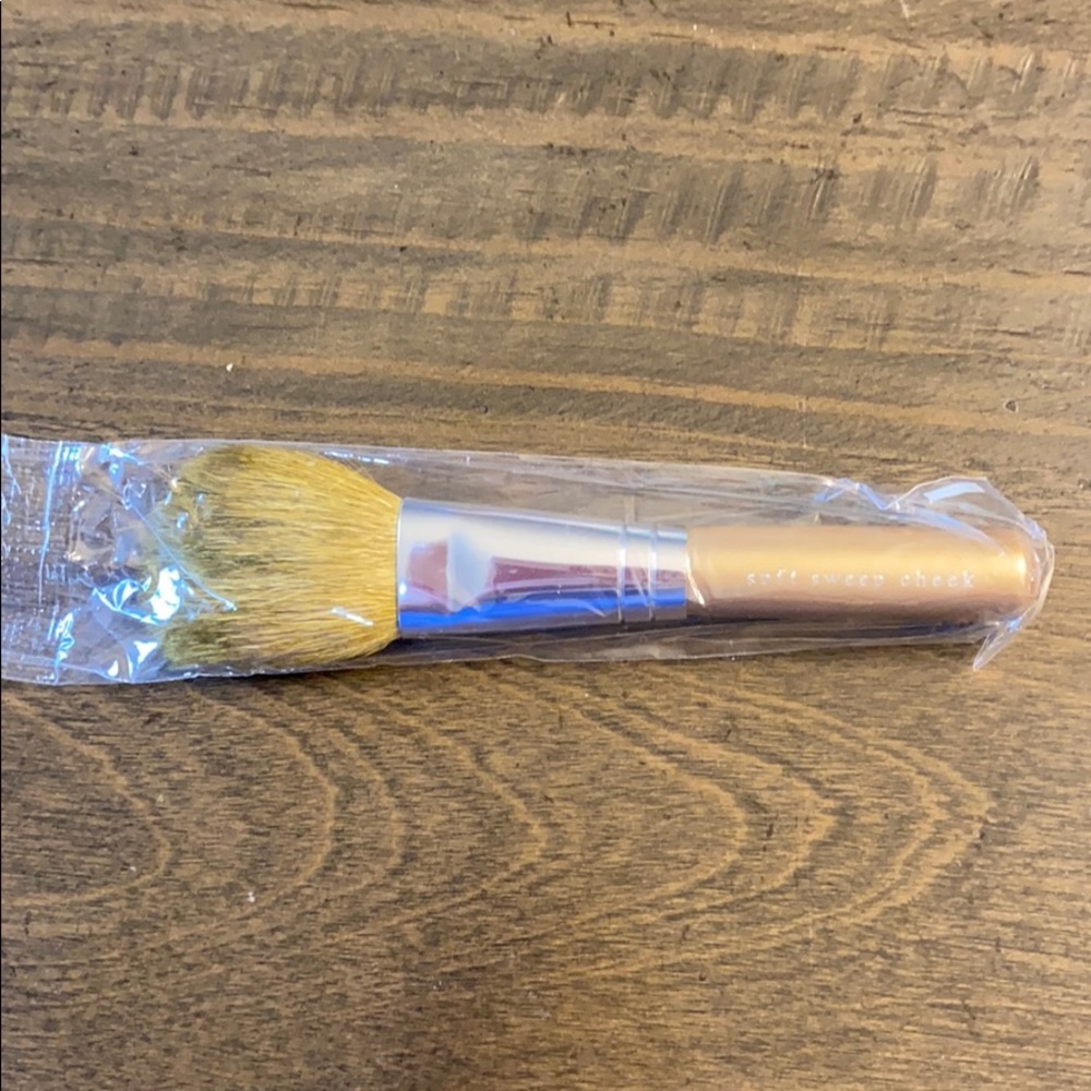 Bare minerals soft sweep cheek makeup brush
